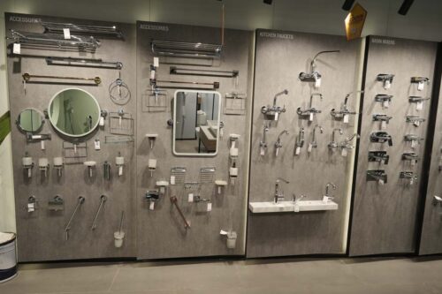 bathroom-shower-and-faucet-display-kerala